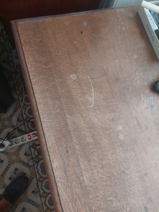 Linda mesa muito antiga e trabalhada maciça