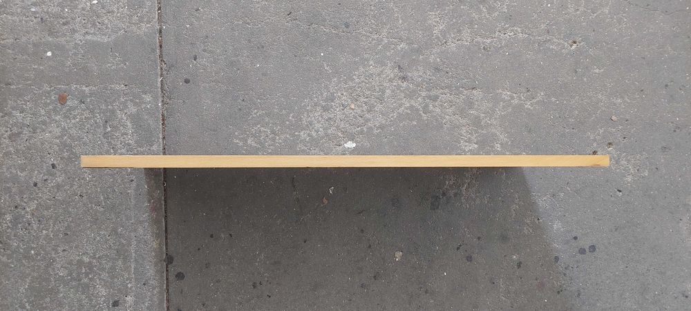 Estantes em metal e madeira