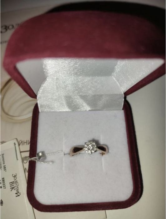 Золота каблучка з діамантом 16,5р.