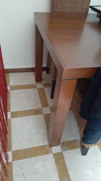 Mesa de sala e cadeiras