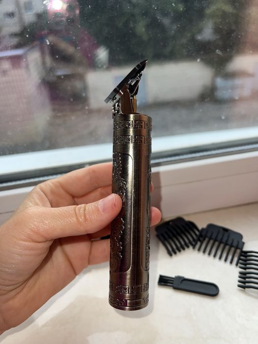 Триммер и 4 насадки.