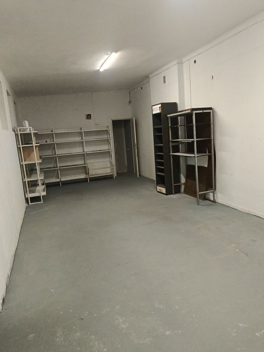 Budynek usługowy z placem ,parking