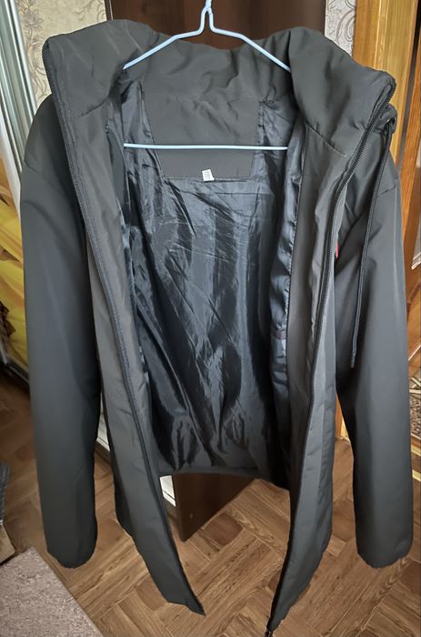 Продам  чоловічу куртку.Демісезон.Розмір 52