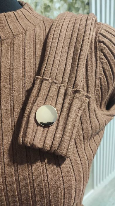 Brązowy dzianinowy sweterek