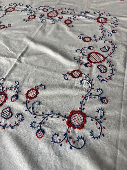 Toalha de mesa com bordado de Viana