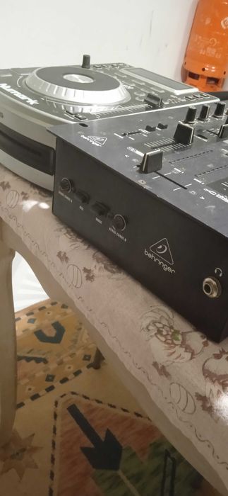 2 decks e 1 mesa de mistura