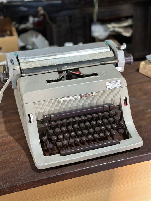 Máquina de Escrever Profissional Olivetti Linea 88