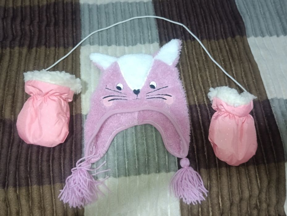 Шапка і рукавиці на шнурку