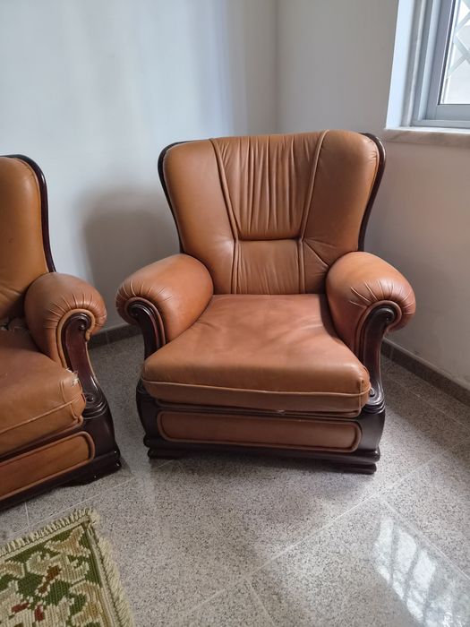 Conjunto Sofás em Pele: Sofá-Cama 3 Lugares + 2 Poltronas Clássicas