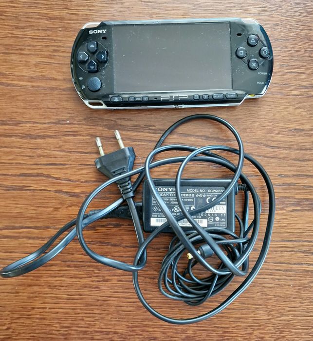 PSP 3004 + ładowarka, etui
