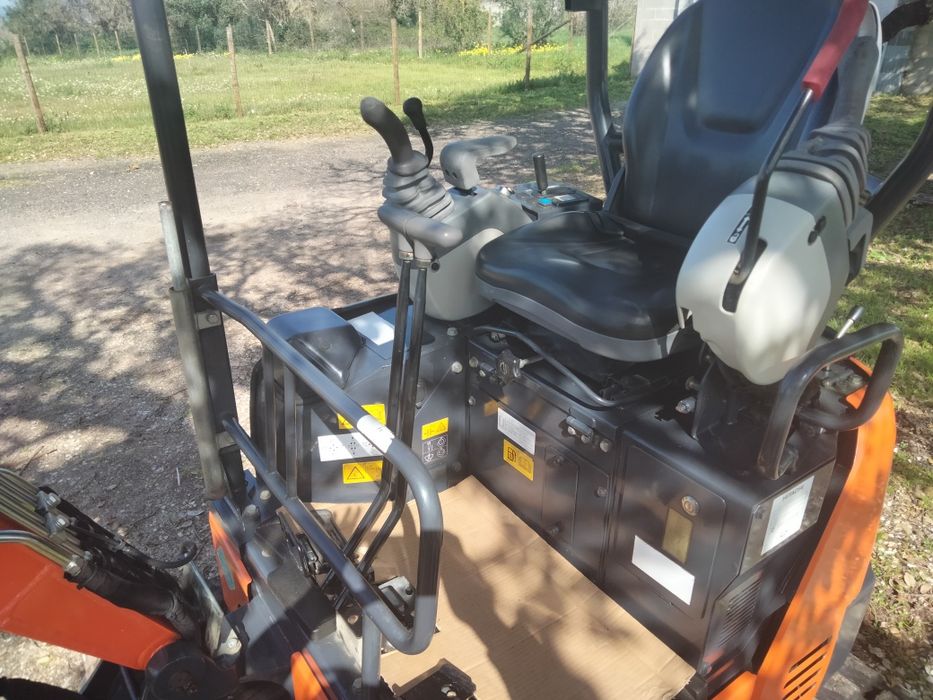Mini Escavadora Giratória HITACHI ZAXIS 19U
