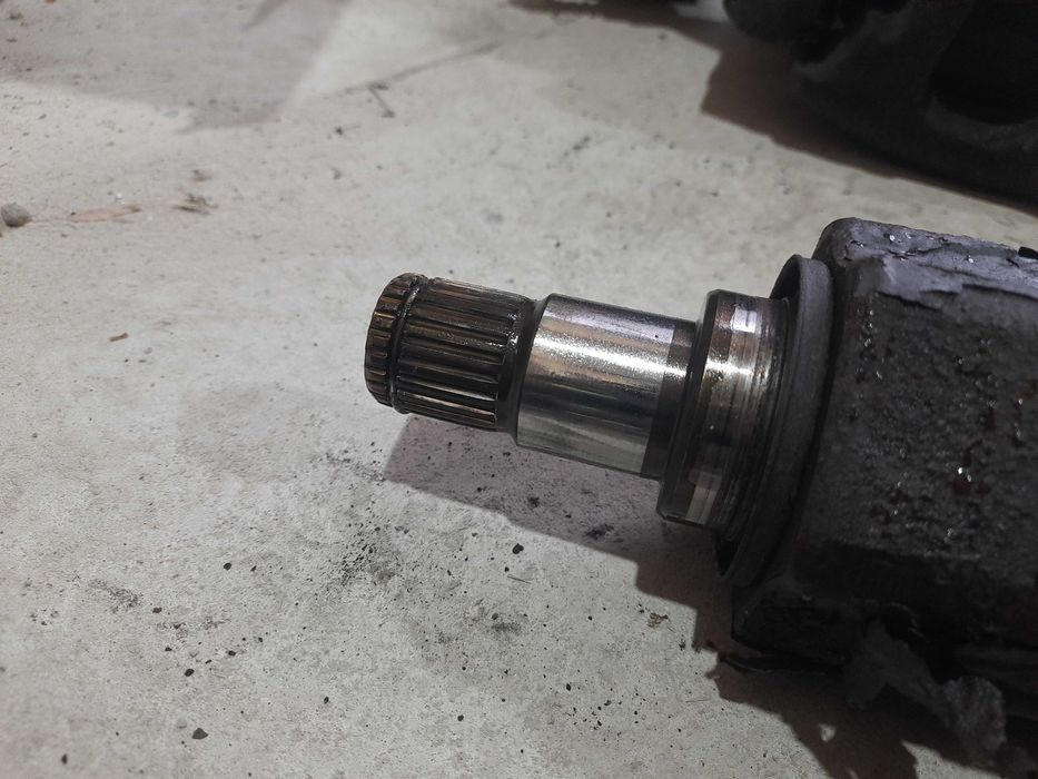 Передні полуося піввісь граната кулак вал Тойота Авенсіс т27 2.2 д4д
