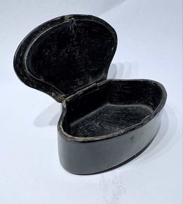 Pequena antiga caixa de rapé - snuff box - lacada em charão