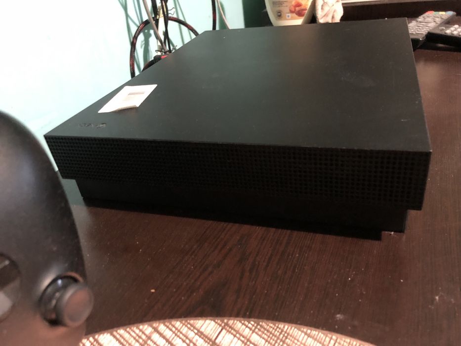 Xbox one X 1TB +game