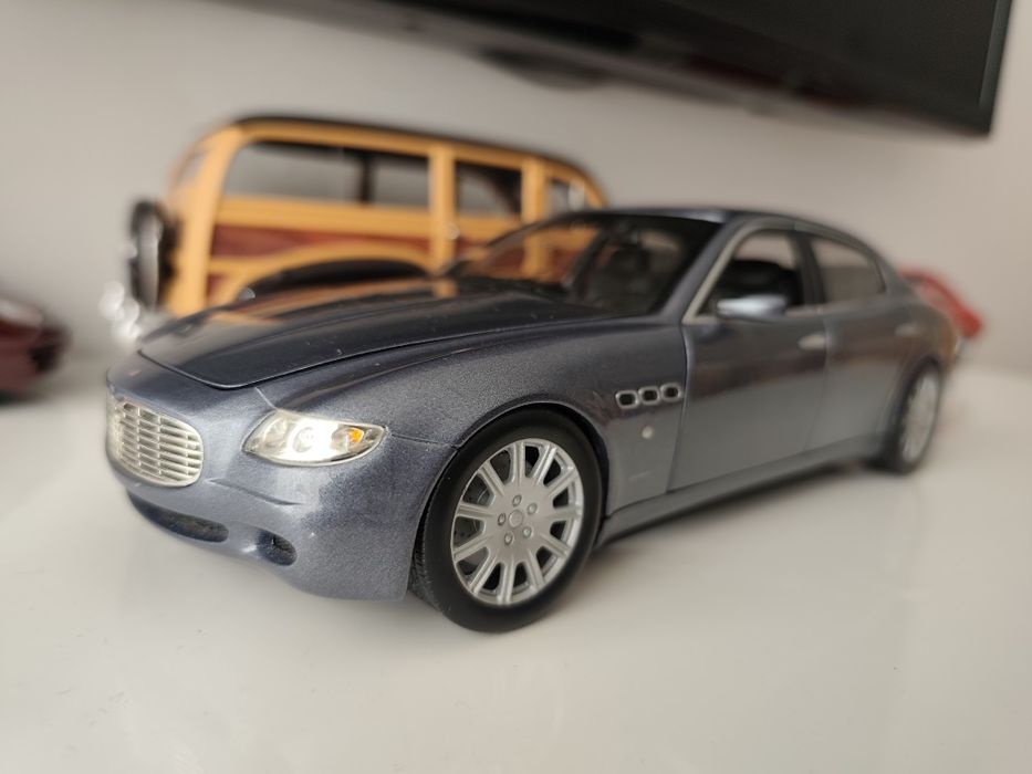 1/18 Maserati Quattroporte hot wheels carro coleção miniatura