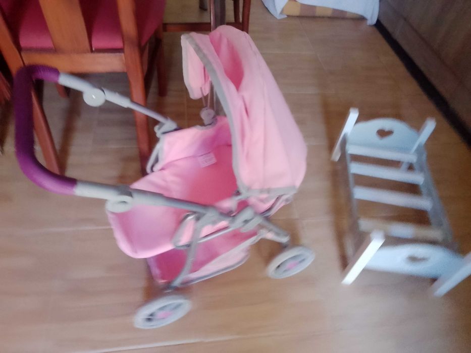 Cama de bonecas em madeira e carrinho de bebê