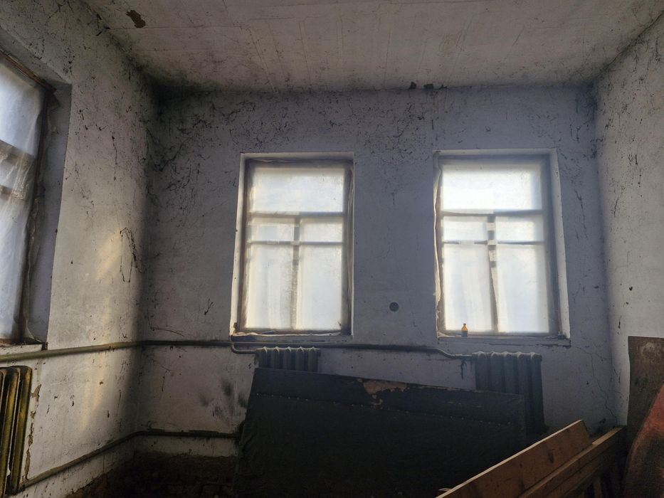 Продається 1/2 житлового будинку з ділянкою 10 соток та маленьким пруд