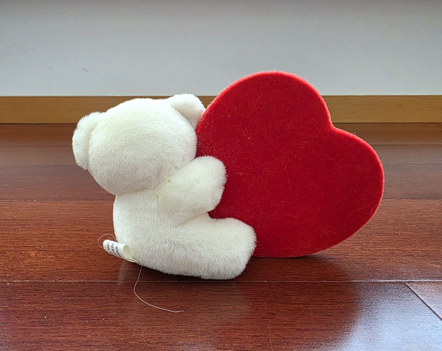 Moldura em formato de coração com um urso de peluche