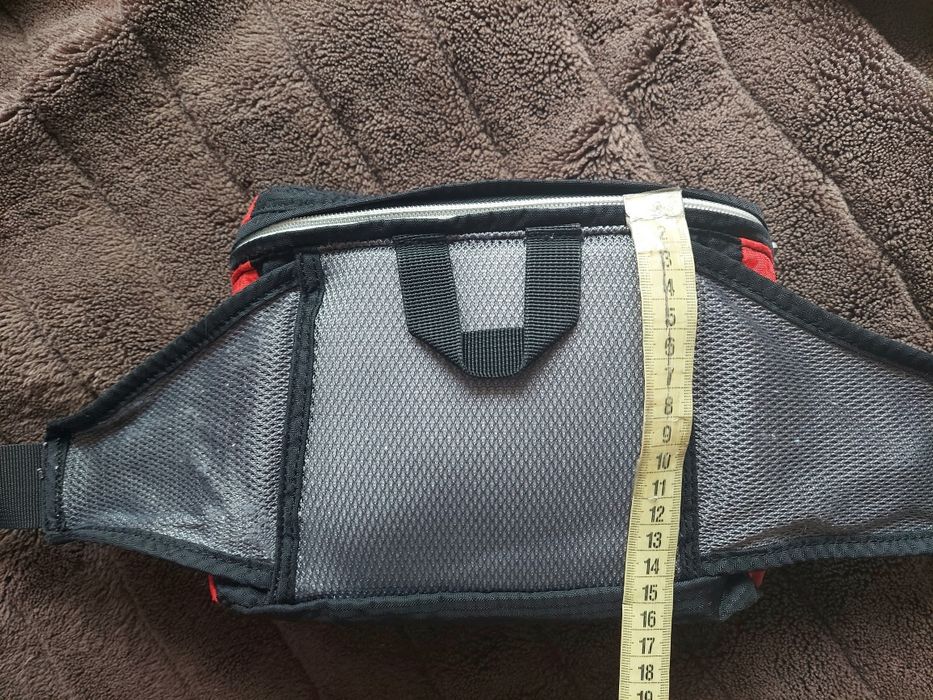 поясна сумка бананка фірми salomon оригінал 

Привезено із закордону в