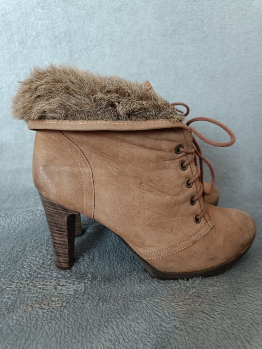 Lasocki buty z futerkiem, na obcasie, botki