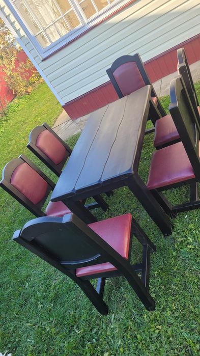 Стіл з стільцями