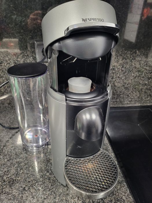 Máquina Vertuo Plus Deluxe Titanic D Automática