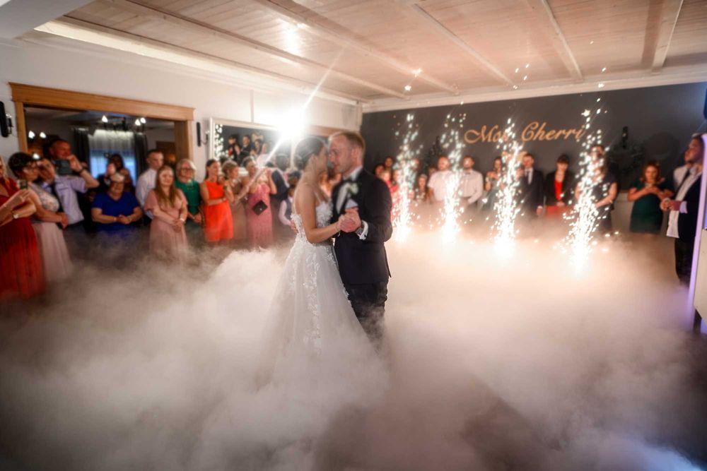 Taniec w chmurach, ciężki dym, fontanny iskier, Pierwszy Taniec