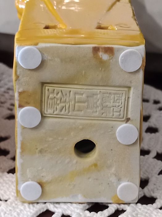Cães de fu / foo em porcelana chinesa de cor amarelo assinados na base