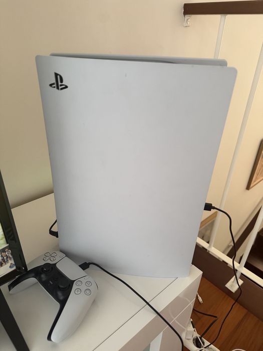 Playstation 5  com jogos e um comando .