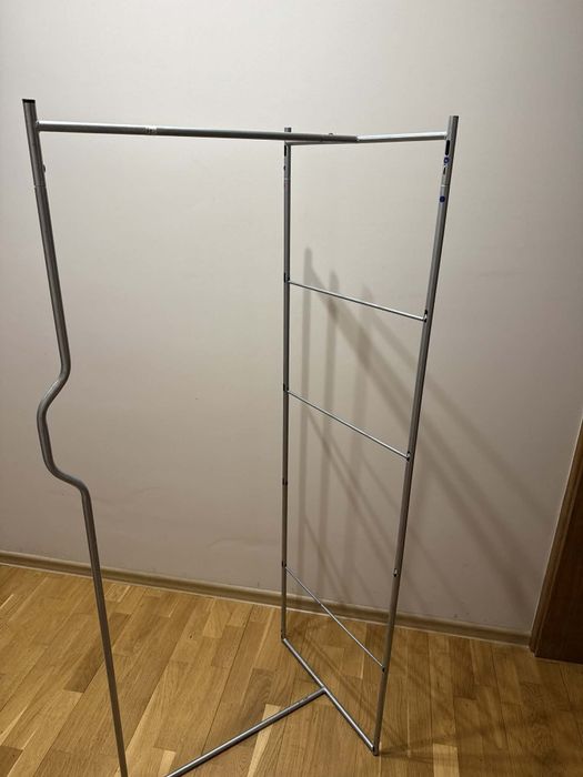 Ikea wieszak na ubrania drabinka stojak srebrny rurki szafa otwarta