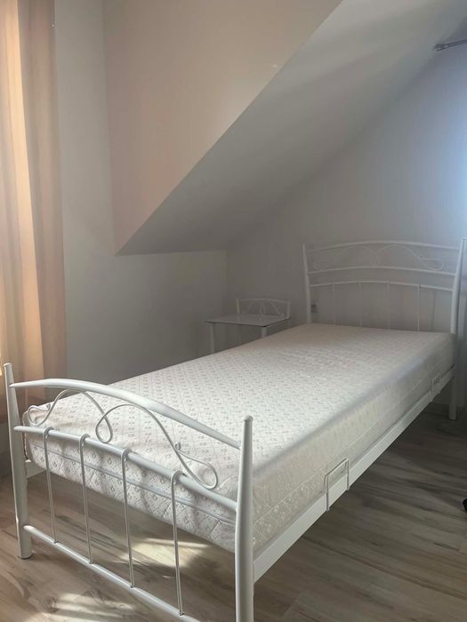 Łóżko pojedyncze białe metalowe