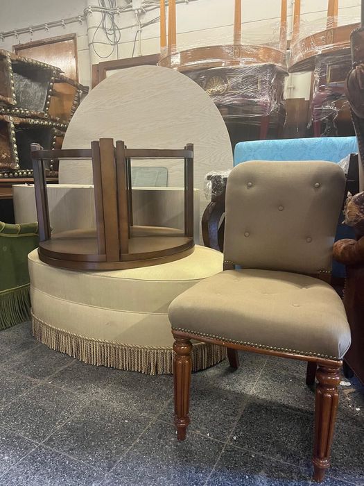 Mesa de centro com 4 bancos de encaixe inferior