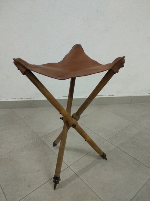 Banco de caça em couro e madeira