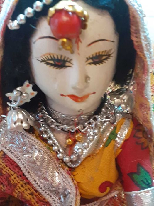 Старинная кукла ручной работы в индийском национальном костюме