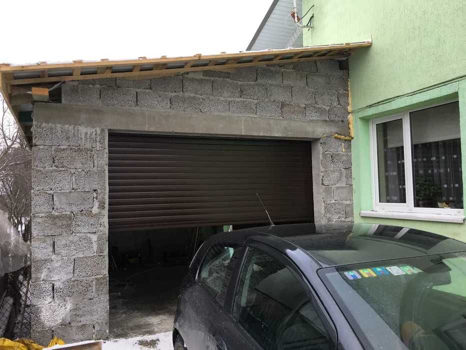 Автоматичні ролетні економ ворота в гараж і повноцінні секційні ворота