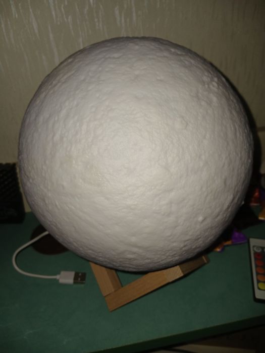 Светильник в форме луны