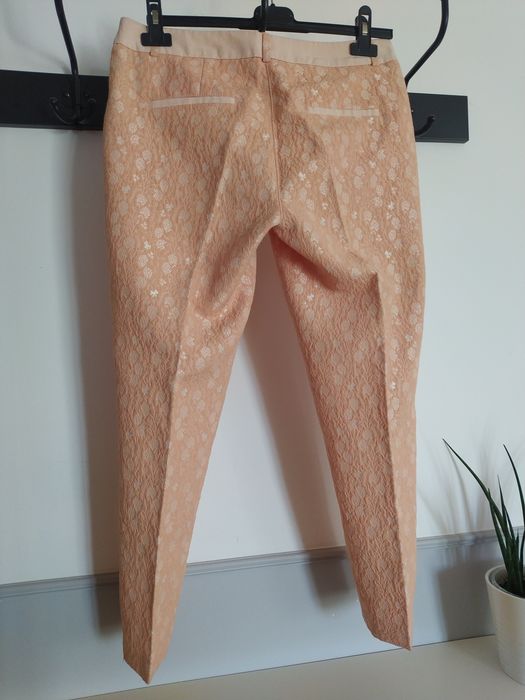 Brzoskwiniowe żakardowe spodnie Esprit. Slim Chino Fit. Rozm. 38/ M.
