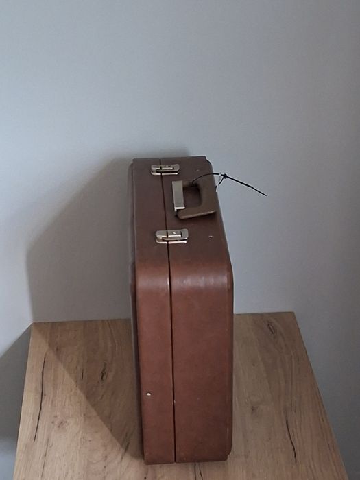 Piękna skurzana walizka lata  80