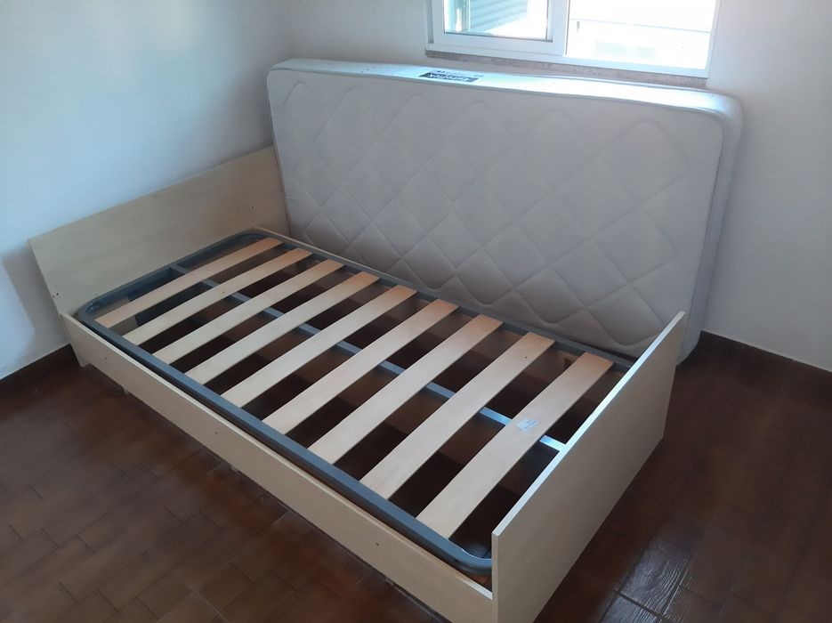 Cama com estrado e colchão