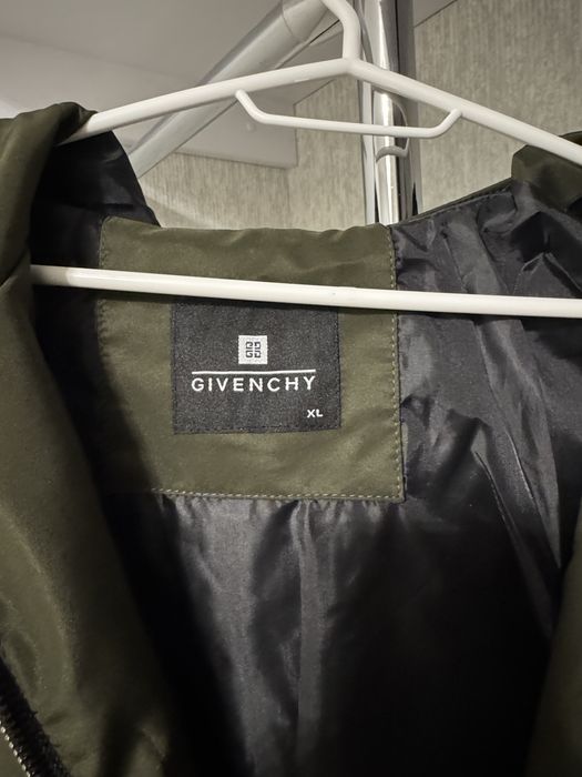 Продам курточку GIVENCHY