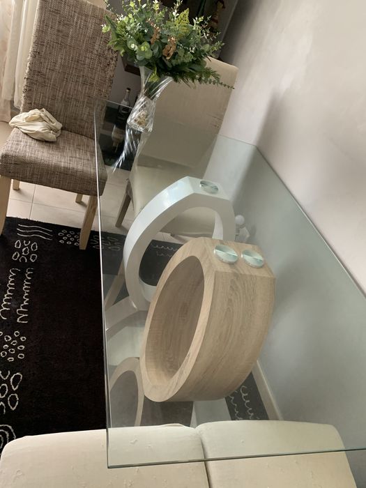 Mesa e quatro cadeiras