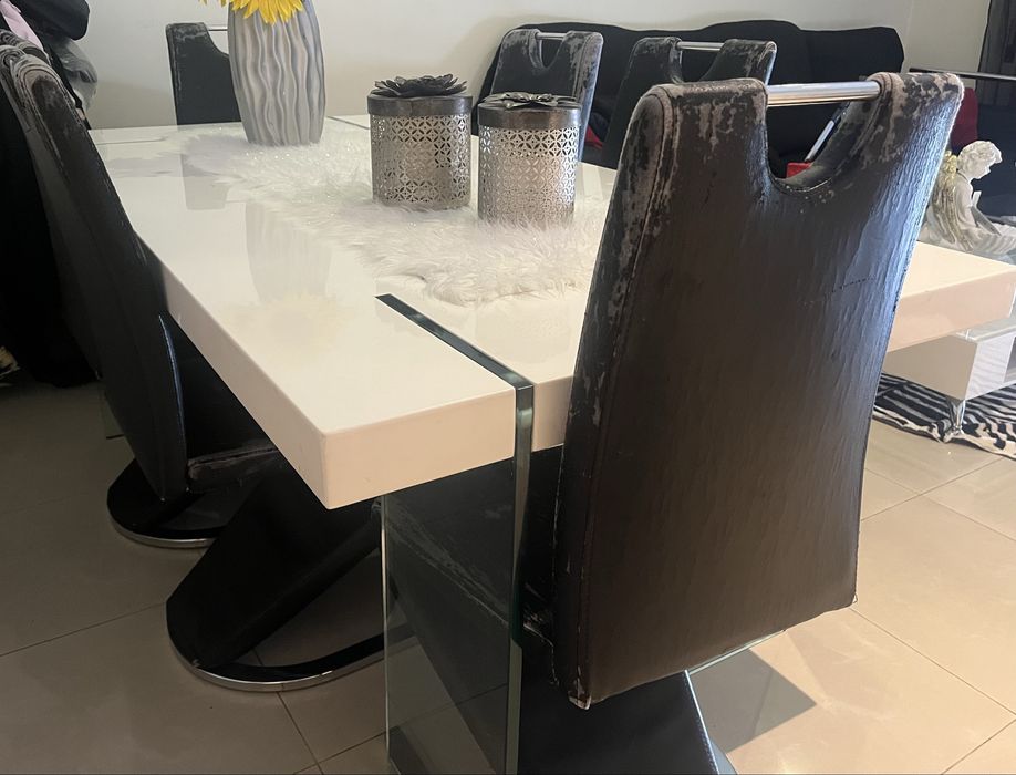 Mesa de sala com 6 cadeiras