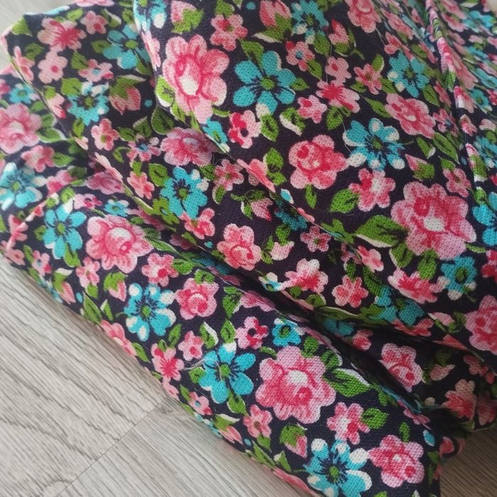 Trzy kawałki materiału w kwiaty