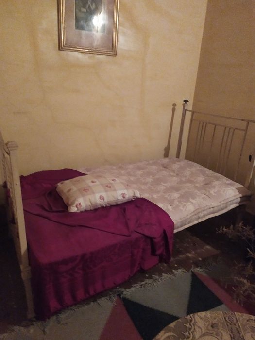 Venda de artigos usados, um móvel de sala, um roupeiro, duas camas em madeira antiga, uma em ferro, duas cómodas com pedra mármore e um aparador