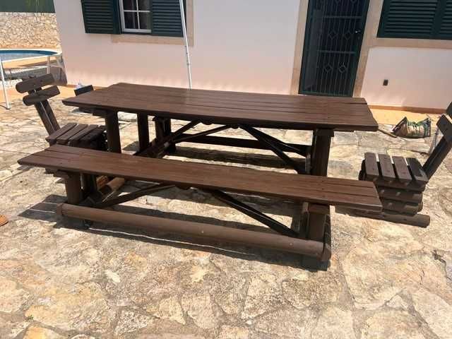 Mesa de Jardim em Madeira maciça com bancos laterais integrados e mais dois bancos individuais