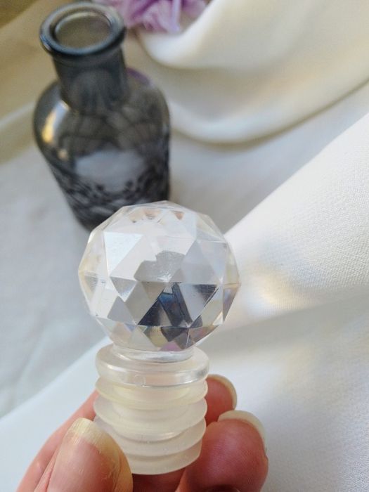 Mała ozdobna butelka z korkiem