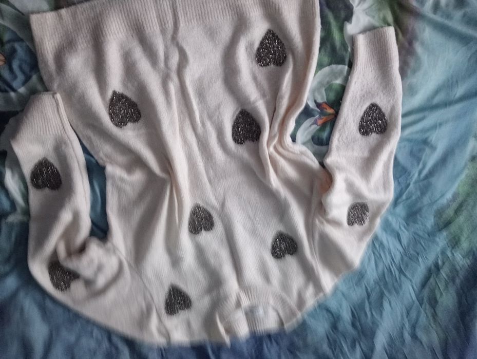 Piękny sweter damski w serduszka z kamieni roz M