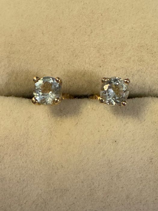 Złote kolczyki z akwamarynami