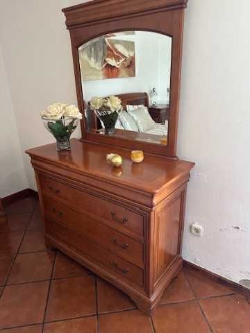 Quarto completo - Cama, Comoda, 2 mesas cabeceira, Roupeiro e Cadeirão