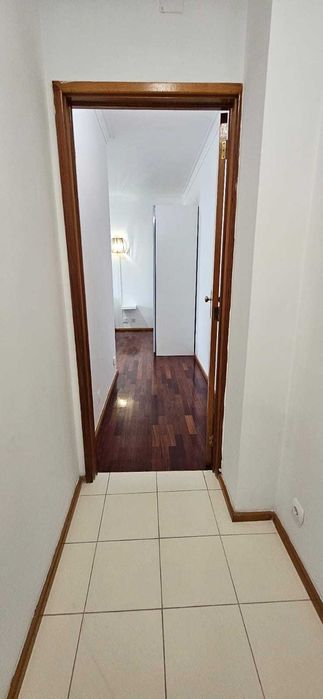Arrendo T1 mobilado com varanda e garagem